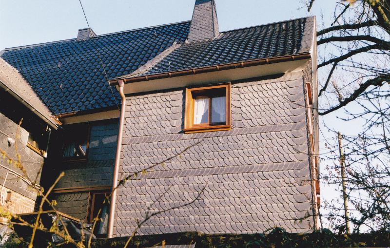 Steildach und Schieferfassade